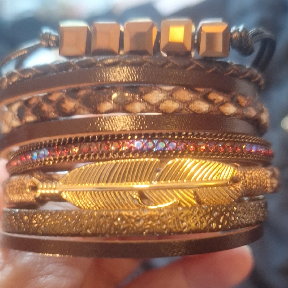Gorgeous Multi-color braided bracelet with golden feather accent & Sparkle BNWT